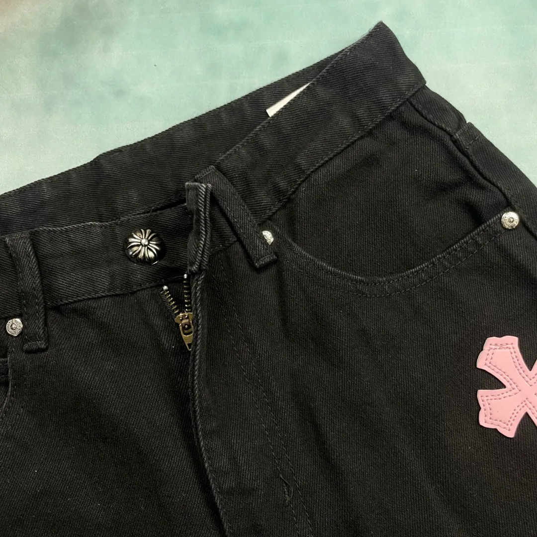 🅿️290 🔘Style No.-KL139 🔘Cro Heart 𝐂𝐡𝐫𝐨𝐦𝐞 𝐇𝐞𝐚𝐫𝐭 CH City Limited Series Sanskrit Cross Patch Leather Jeans [Black Pink]* Black Pink Color - Hong Kong Exclusive Fashion players, Cro Heart Hong Kong City Limited Jeans are now available!  It is a collage of virgin red denim and pink and purple cow tire leather. The unique color scheme is like the intertwining of vitality and romance in Hong Kong. The three-dimensional letters between the hips seem to tell the story of the city. Customized hardware, thick three-dimensional cross stamens, and hand-cut leather washers make the details full of luxury.  Handcrafted and made of environmentally friendly materials, comfort and quality coexist. Owning it is not only an outfit, but also a status symbol. Globally limited edition, don’t miss it.  Size: S M L XL (28.30.32.34) Color: black with black, black with blue, black with pink